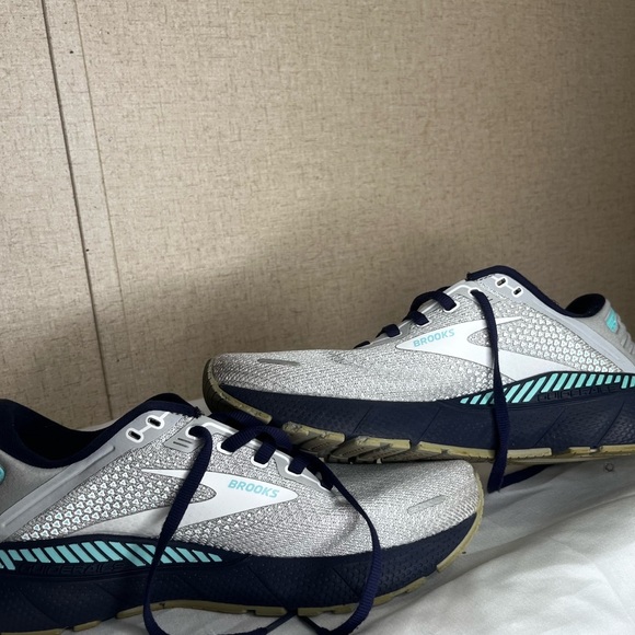 Brooks Women's Athletic Shoes in White and Navy - Picture 8 of 9